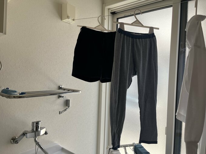 ひっくり返ったままの子ども服