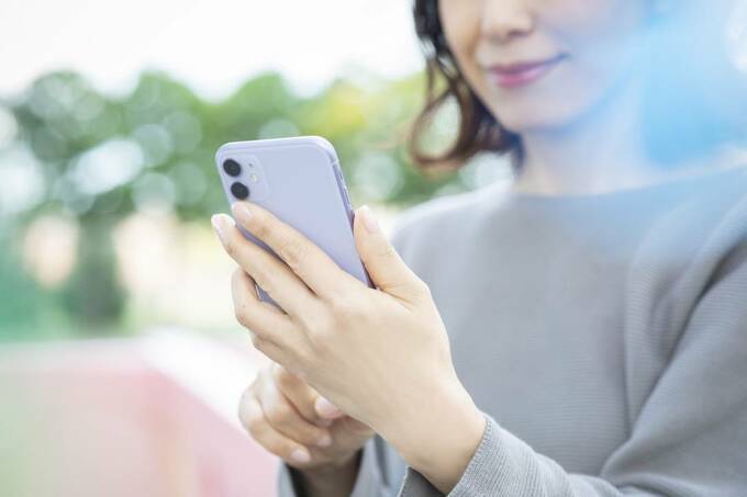 スマホを持つ様子