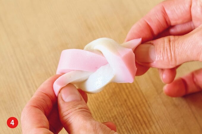 かまぼこの形を整える様子