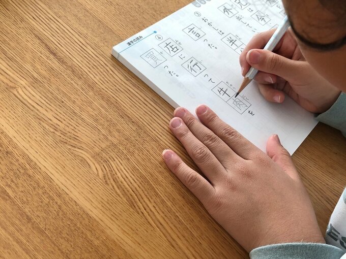 ドリルをする子ども