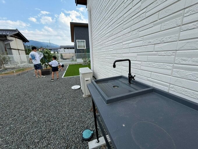 ガーデンシンクから見た家庭菜園の様子