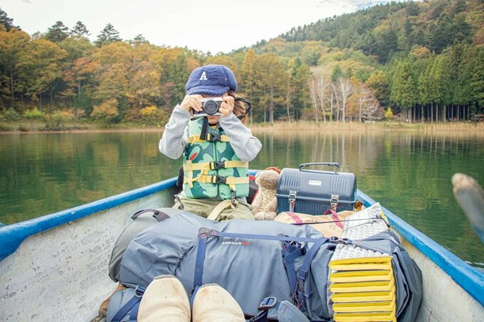 ボートに乗るカメラを持つ人