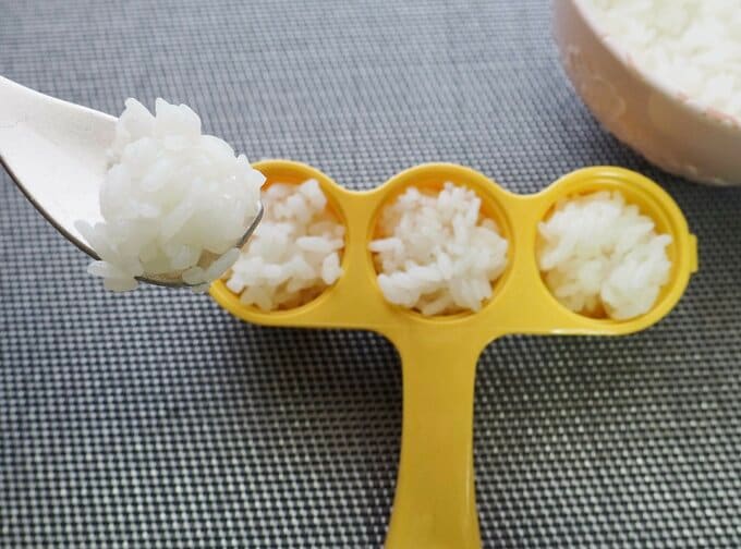なかにごはんを入れる