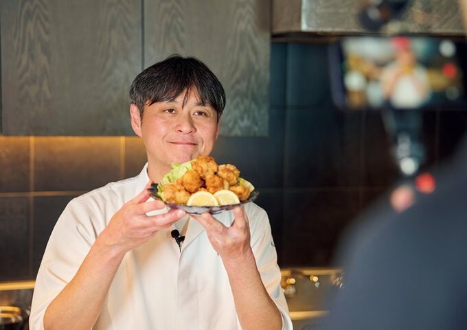 完成した料理をカメラに見せる笠原さん