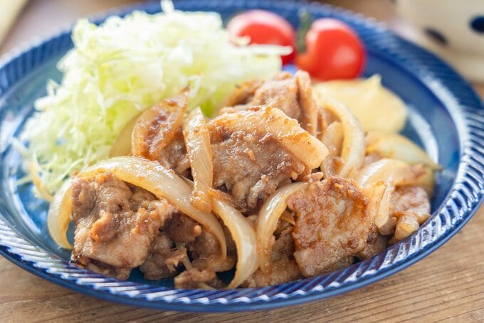 皿に盛り、キャベツ、ミニトマトを添える。