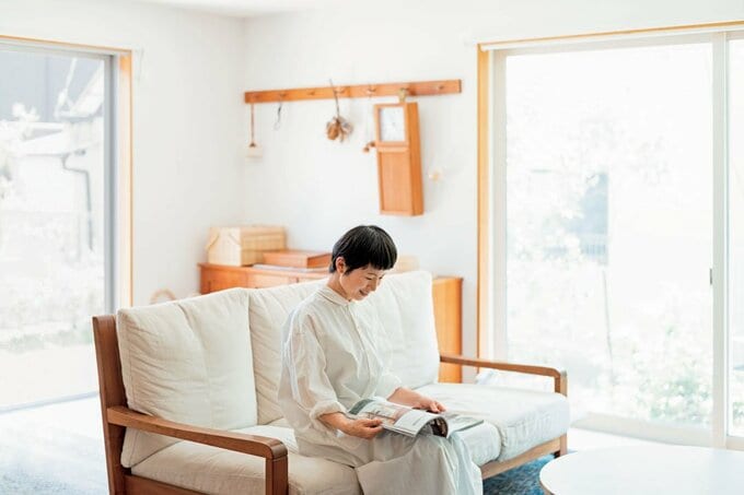 女性がソファで読書している様子