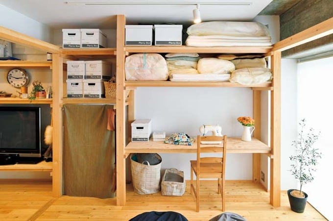 リビングの壁面に造り付けた、デスクを兼ねた収納