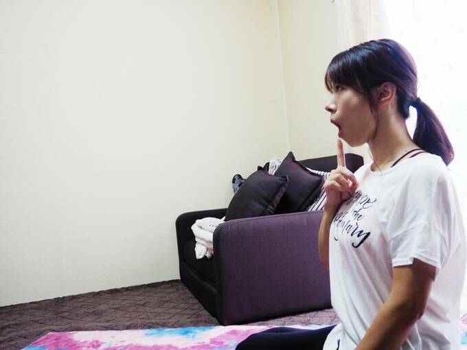 口を「お」の形に縦に開き、目線を上に向ける