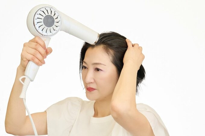 ドライヤーの温風をあて、濡らした部分を乾かし直す
