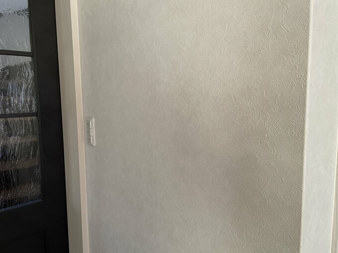 漆喰風のアイボリーの壁紙