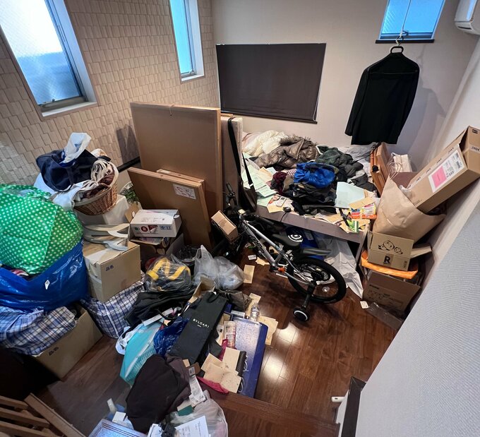 物があふれた寝室