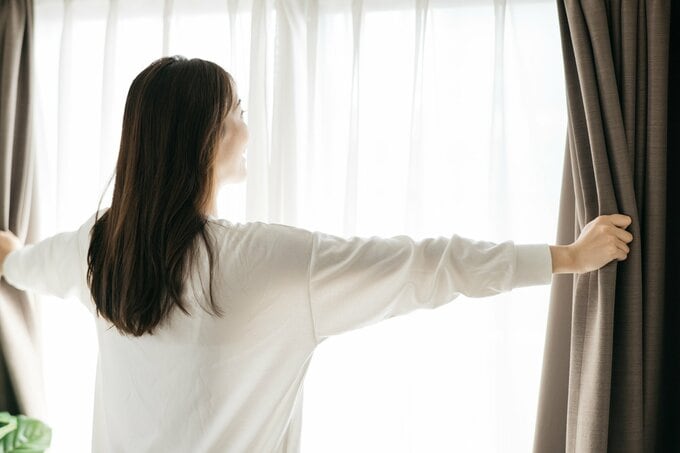 カーテンを開ける