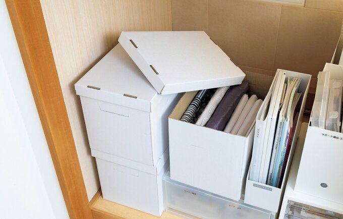 白のボックスなどで整理された収納
