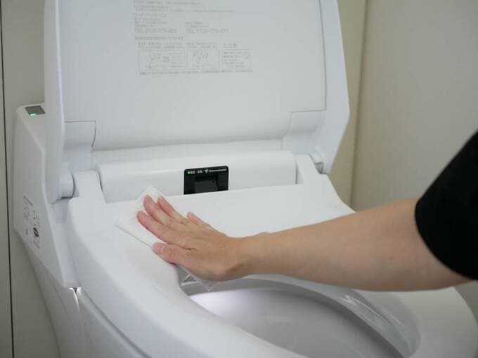 トイレをふく様子