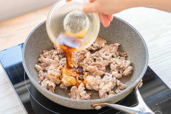調味料をまわしかける