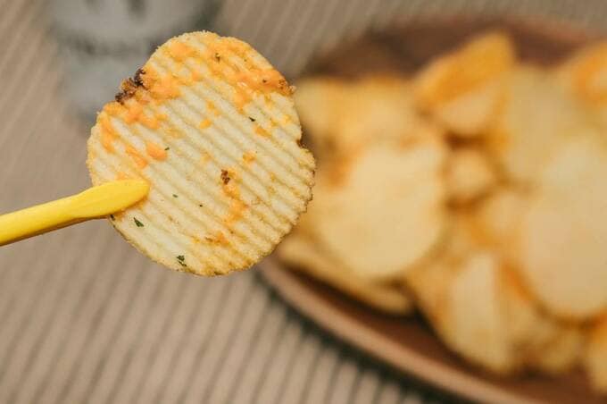 ポテトチップスを片手に見ている
