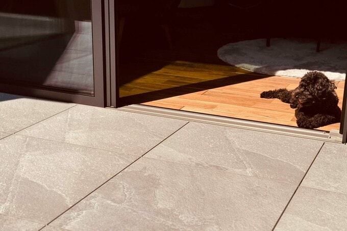 日差しを浴びたタイルデッキ