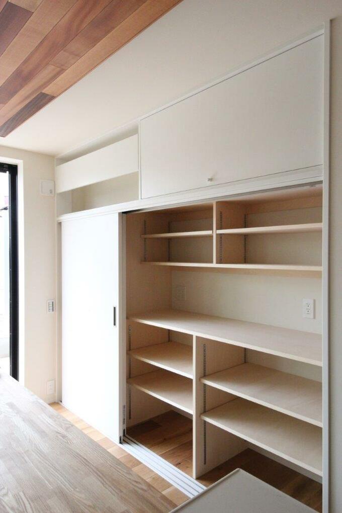 収納のキッチン側の扉を開ける