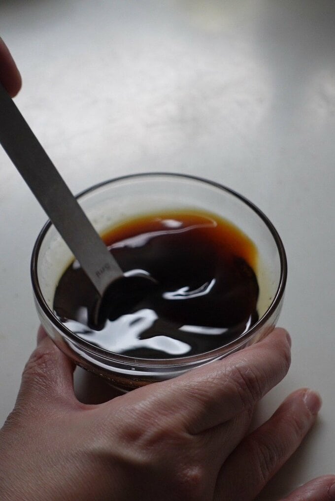 調味料を混ぜ合わせる