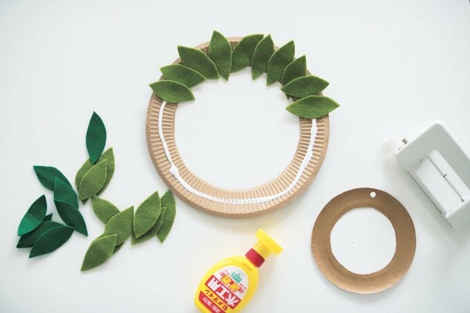 紙皿にフェルト