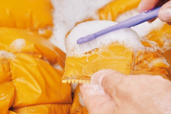 歯ブラシで軽くこする