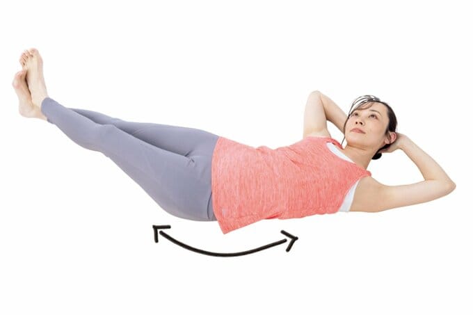あおむけで体を弓なりにする女性