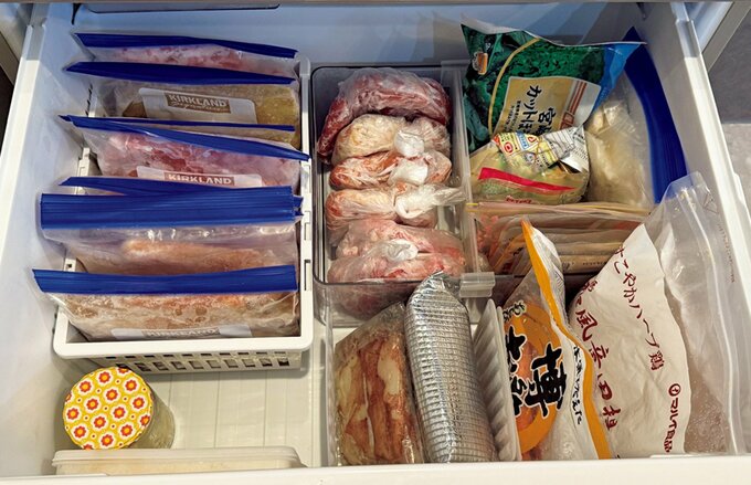 統一された保存袋が収納ケースに並んでいる冷凍室