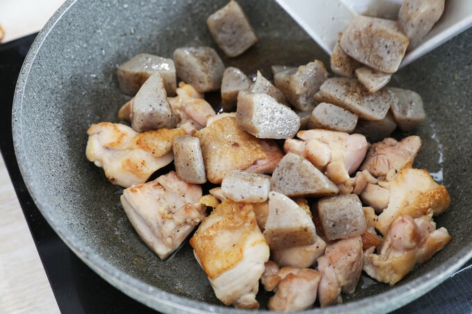 鶏肉を炒める