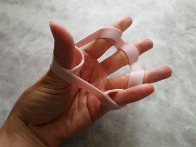 なかなか広げられない指