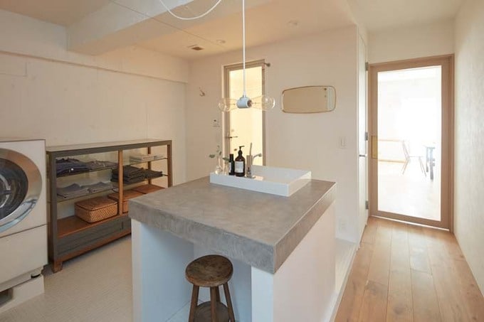 夫妻が「洗面島」と呼ぶオープンなサニタリー