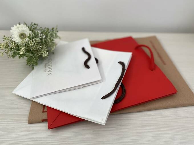 重なっている紙袋