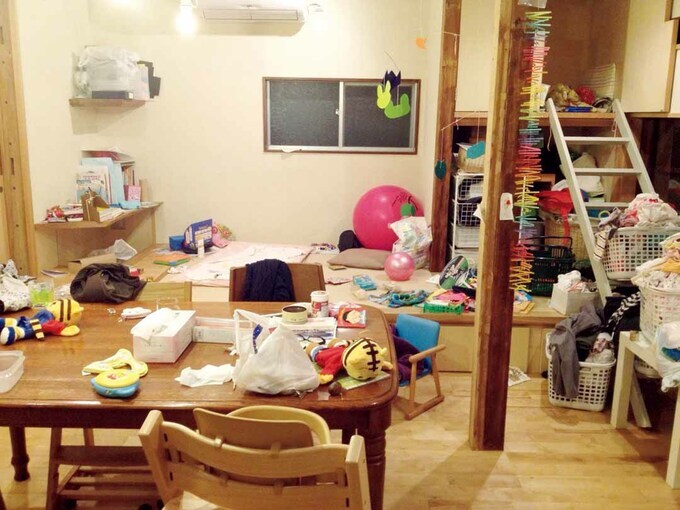 ものが散乱しているリビングダイニングの様子