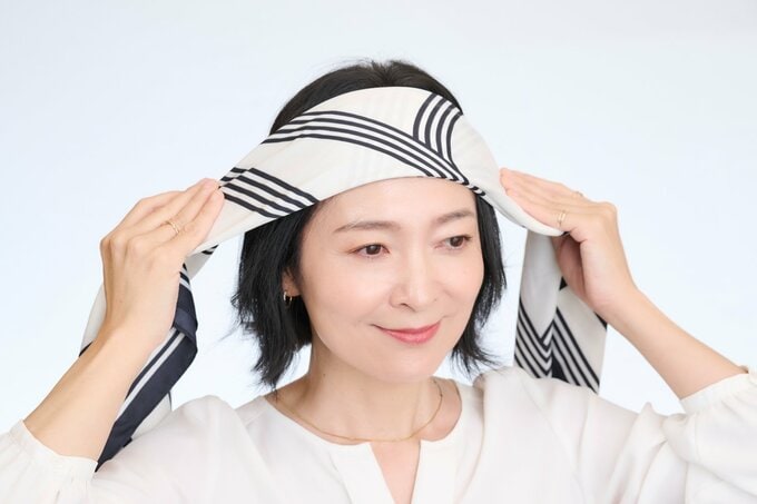 スカーフを巻く女性