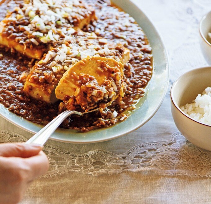 料理すくう様子