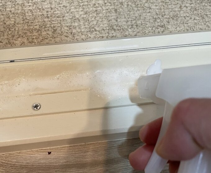 中性洗剤をスプレーする