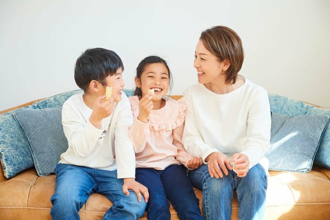 ソファに座る親子