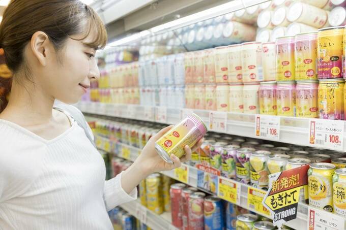 缶の酒を持つ女性