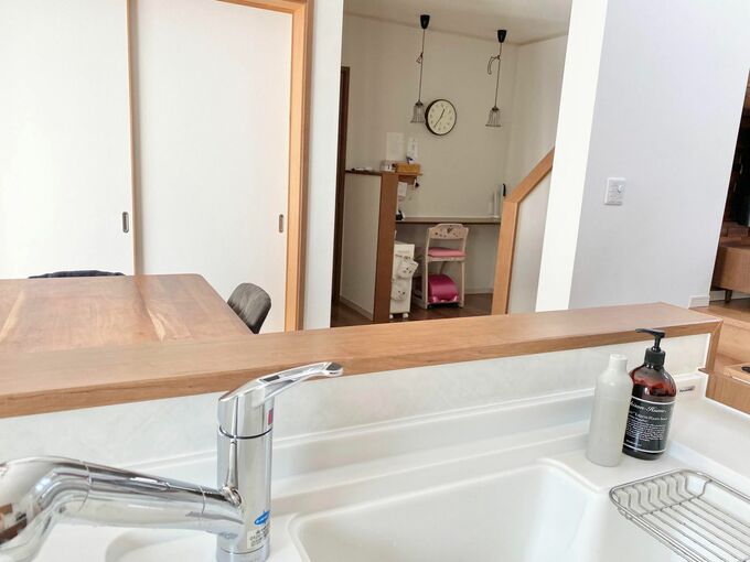 キッチンから目が届きやすいスタディコーナー