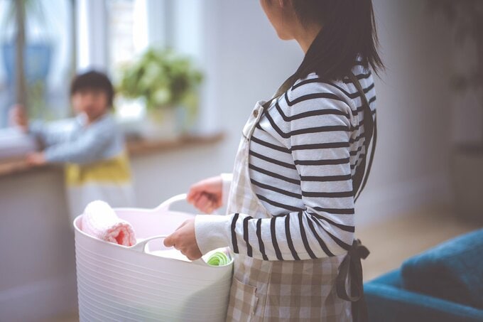 家事と育児をこなす女性