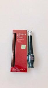 ブルーグレーのアイライナー