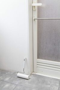 浴室用の粘着クリーナーはドア横を定位置に