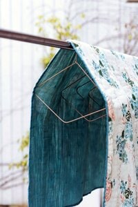 ワイヤハンガーをひし形に変形させ、シーツ類を素早く乾燥