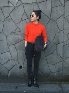 細身なブラックパンツ