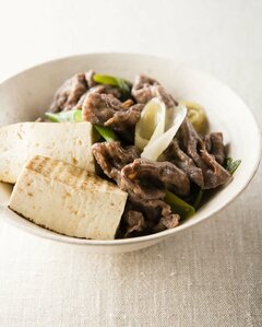 ボリューム満点「肉豆腐」