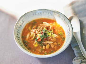 モデルも飲んでいる納豆のダイエットスープ。たっぷり薬味で冷え解消