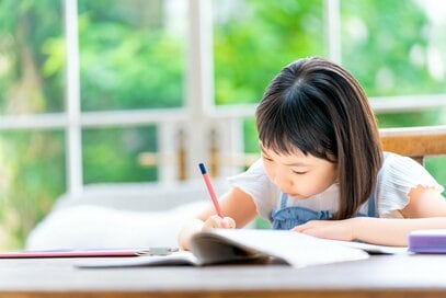 子どもの集中力がメキメキ上がる「環境づくりのコツ」5つ。タブレットは大画面、観葉植物を置く