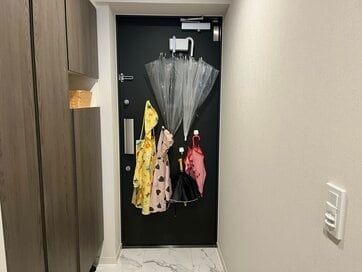 30代2児の母の「梅雨の玄関収納が便利になるアイデア」3つ。子どものレイングッズが散らからない