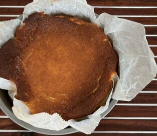 材料を混ぜて焼くだけ「バスクチーズケーキ」のレシピ。甘さ控えめ、冷蔵保存も