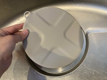 「排水口キャップ」が便利すぎ！つけ置きできて、洗い桶より省スペース