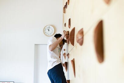クライミングウォールのあるリビングは親子で楽しい。費用や設置方法は？